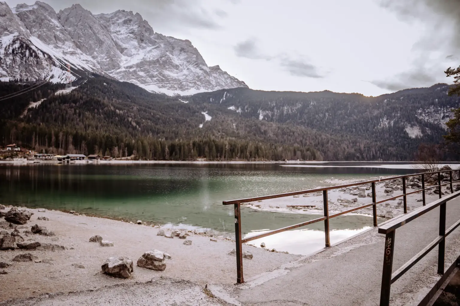 Wundervolle herbstliche Atmosphäre am Eibsee mit der Zugspitze im Hintergrund