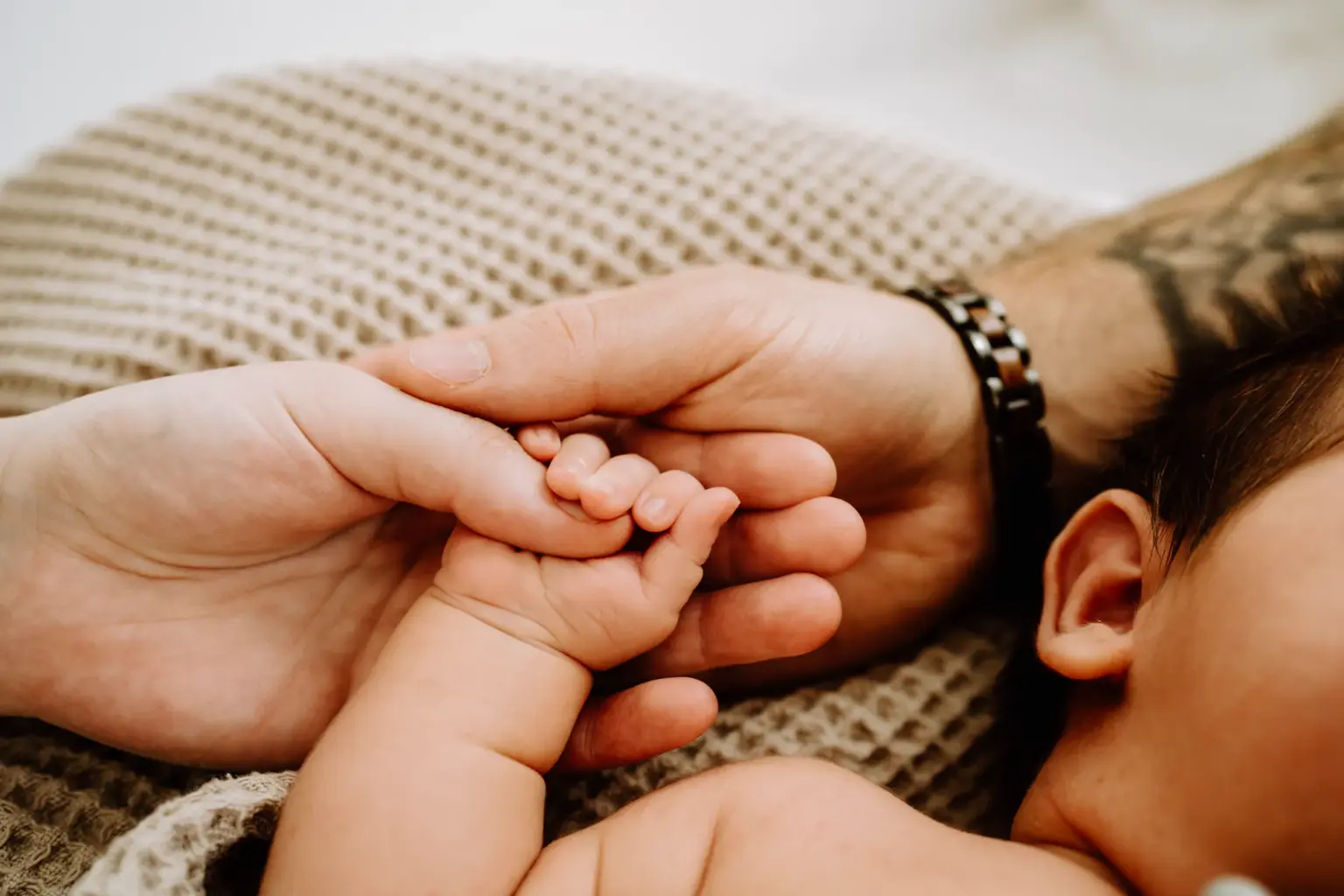 Detailaufnahme Babyhände, winzige Finger, cleanes Babyshooting im Studio