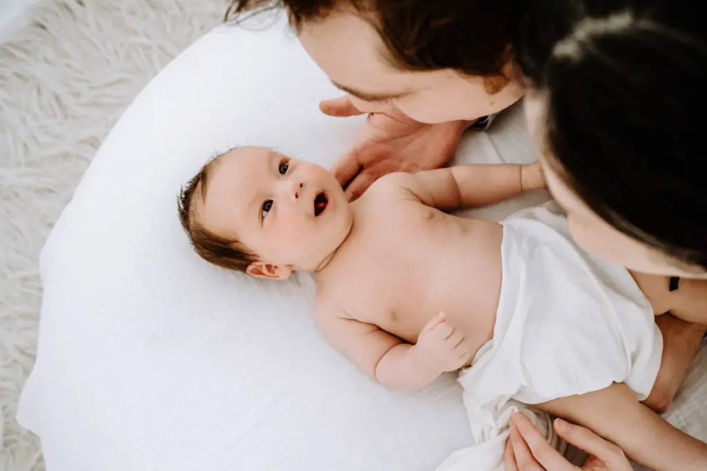 Baby Portrait mit weicher Decke, viel Weiß, zeitloser Look