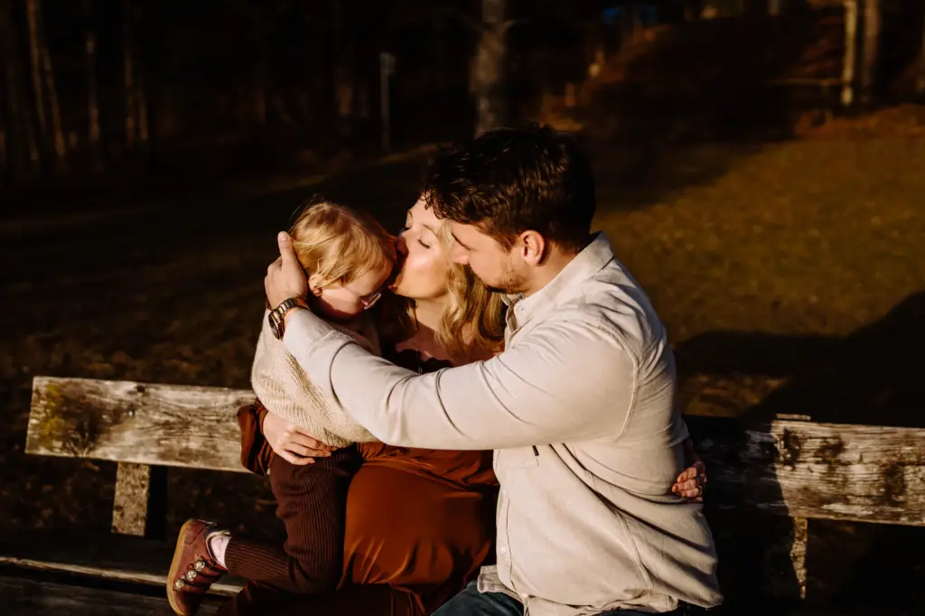 Babybauchfotos mit der Familie in der Natur in Weilheim bei wundervoller Abendsonne